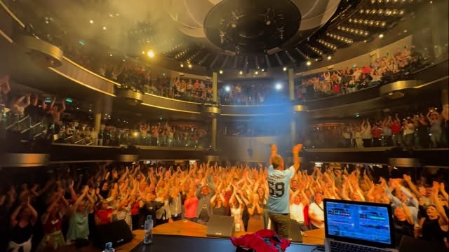 Volles Theater mit Jonny Beach auf der Bühne